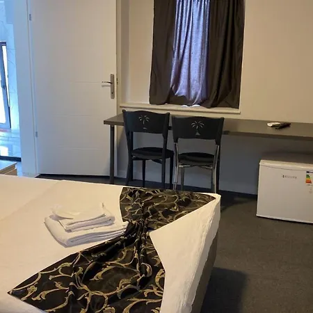Hotel Red Flag