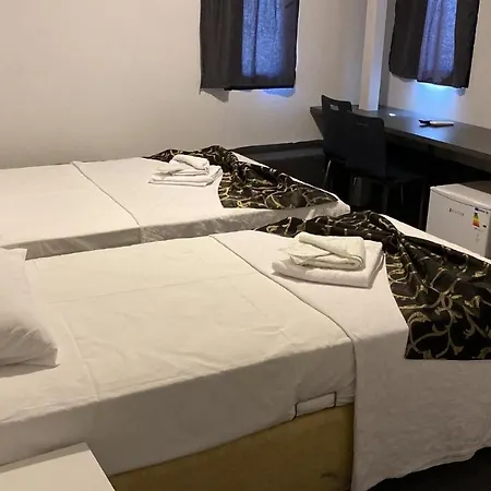 Hotel Red Flag *